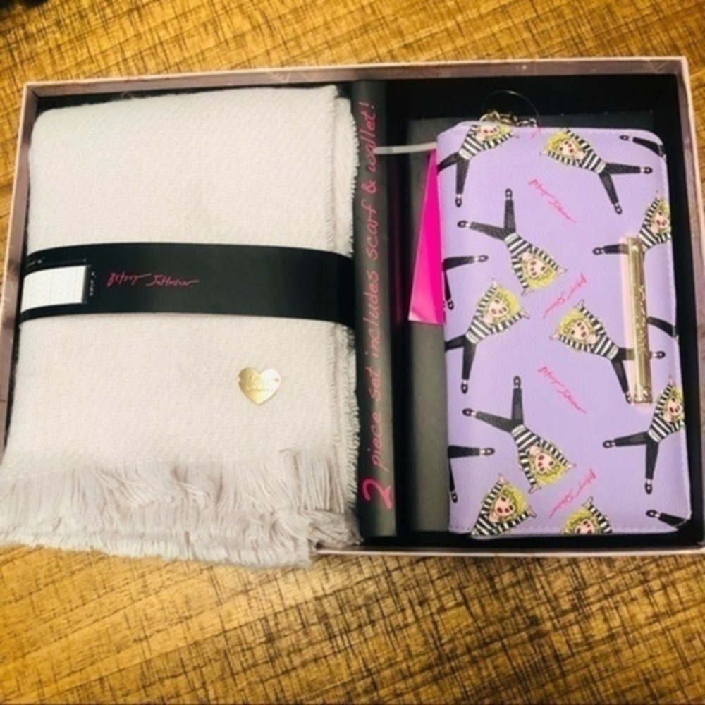Betsey Johnson Leather Trim Wallet & Scarf Gift Set Wristlet NWT